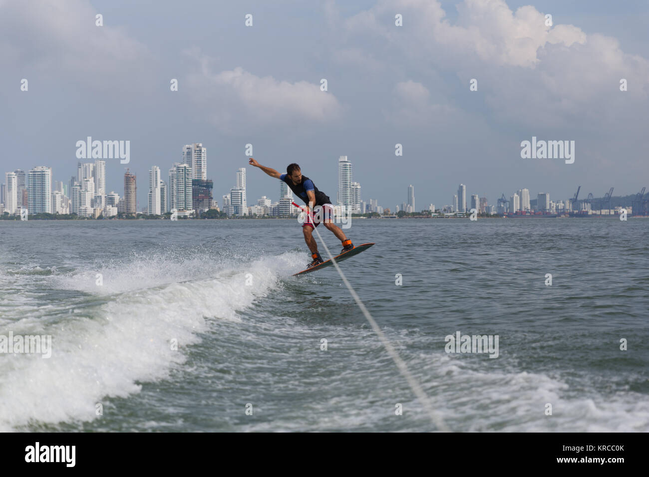 Wakeboarding l uomo davanti a Cartagena città nuova Foto Stock