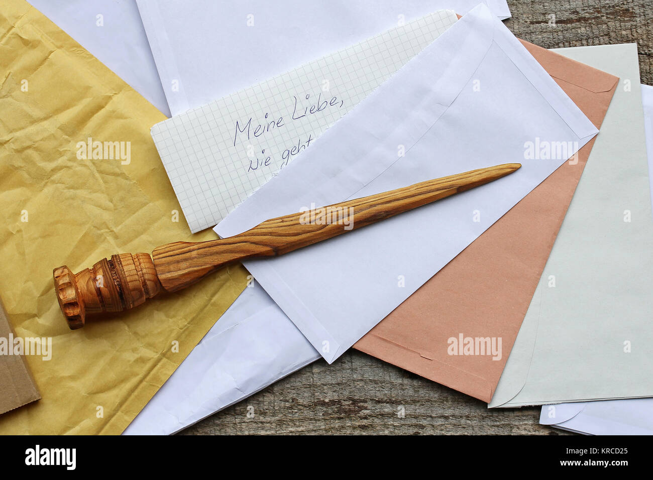 Un Coltello apribuste in legno e apri mail. lettere ricevute Foto Stock