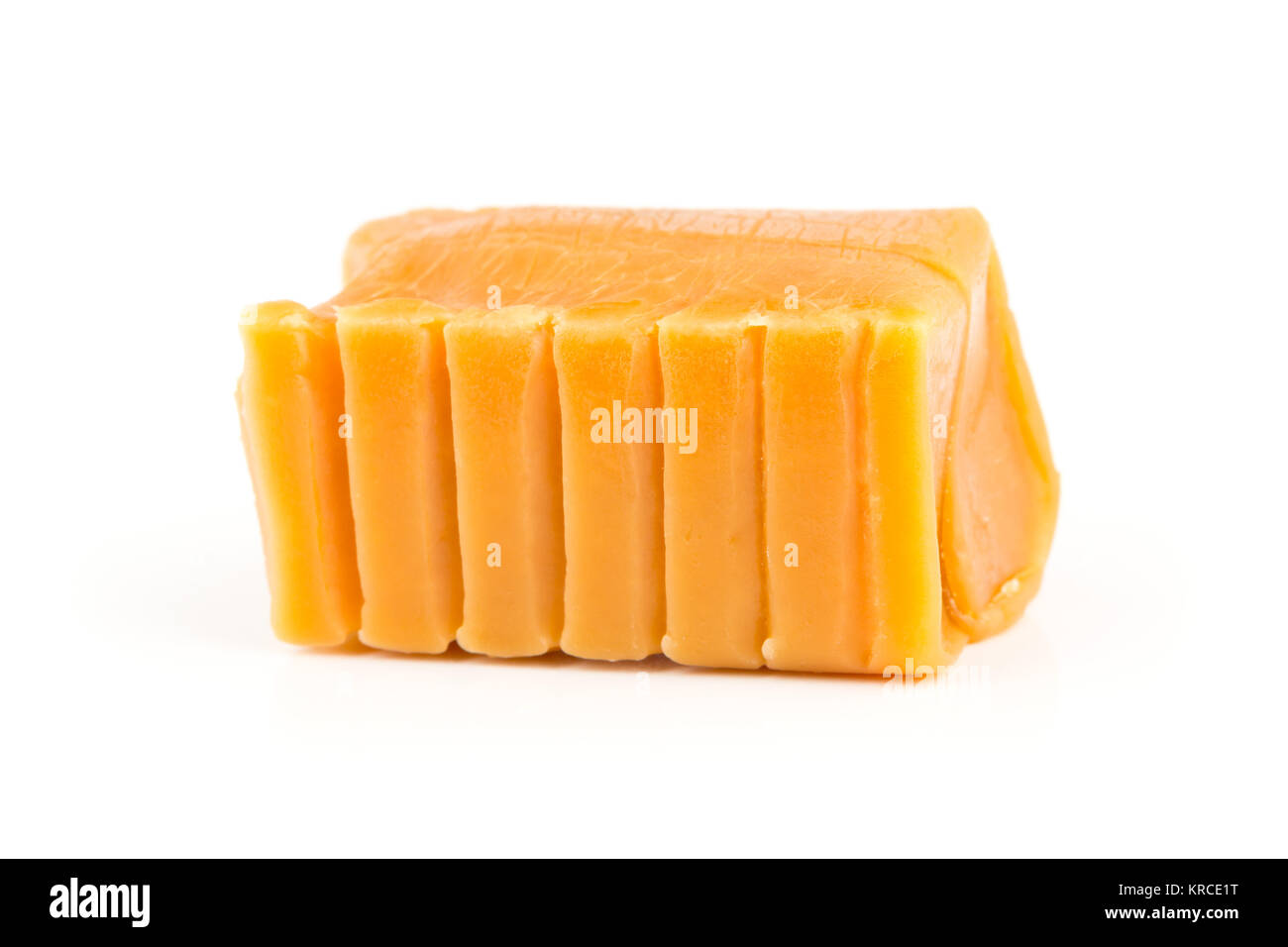 Fatto a mano caramello toffee pezzo su sfondo bianco Foto Stock