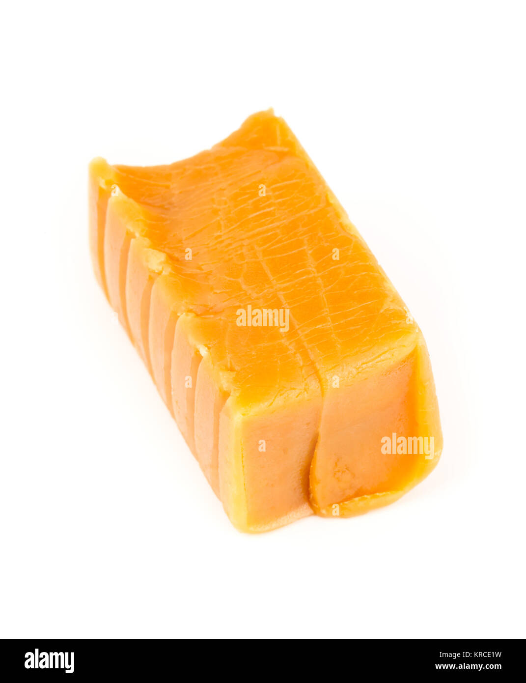 Fatto a mano caramello toffee pezzo su sfondo bianco Foto Stock