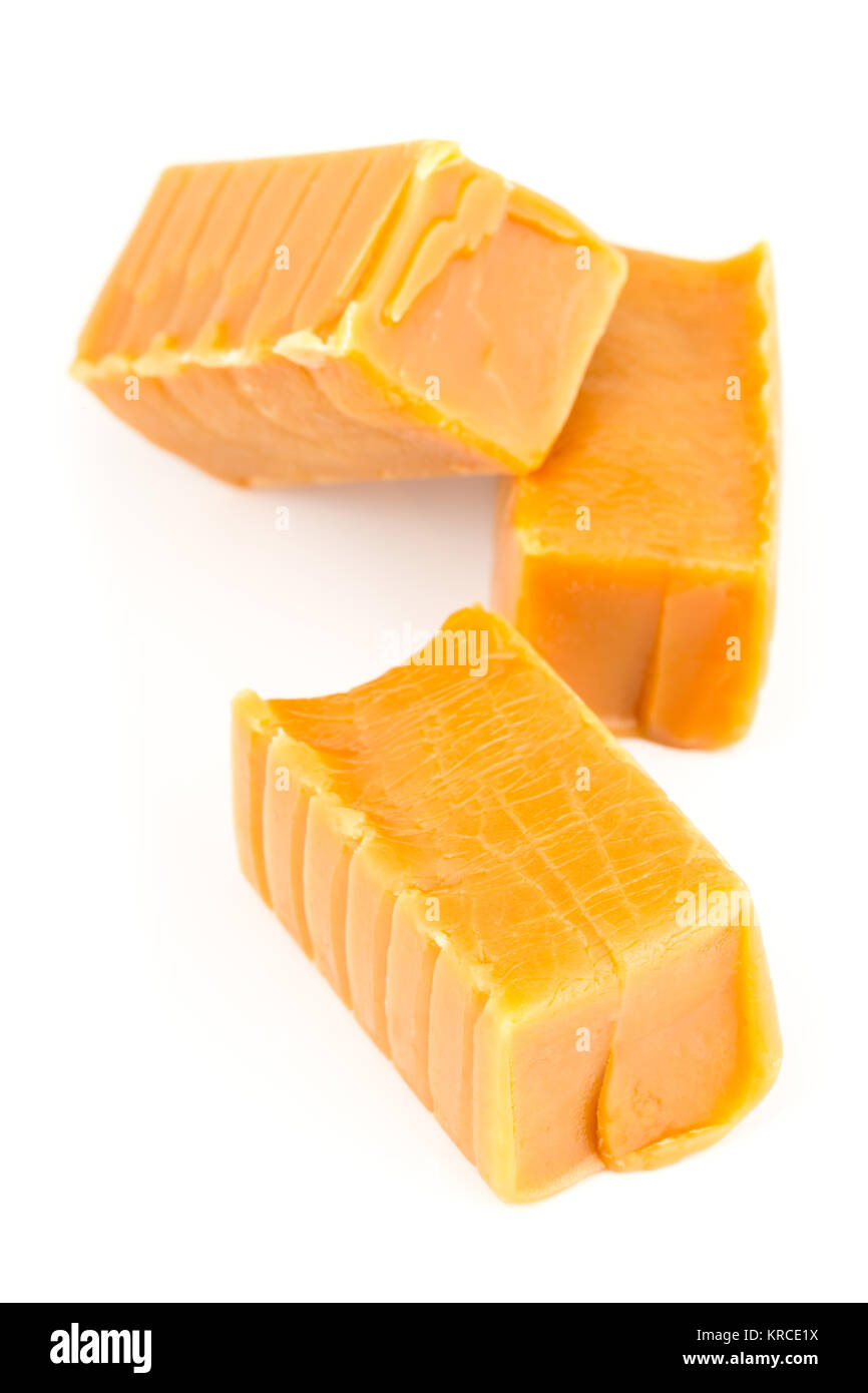 Fatto a mano caramello toffee pezzi su sfondo bianco Foto Stock