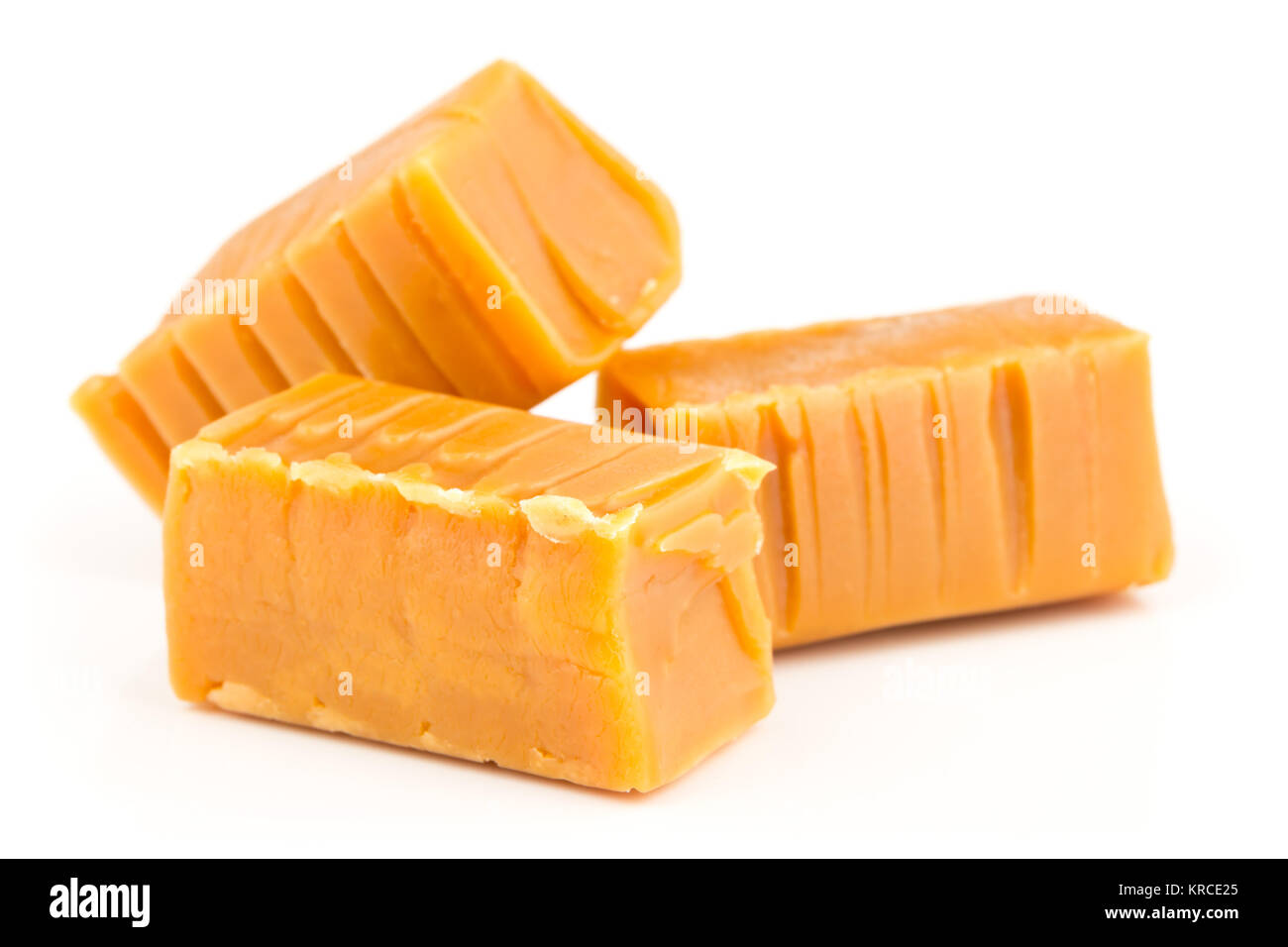 Fatto a mano caramello toffee pezzi su sfondo bianco Foto Stock