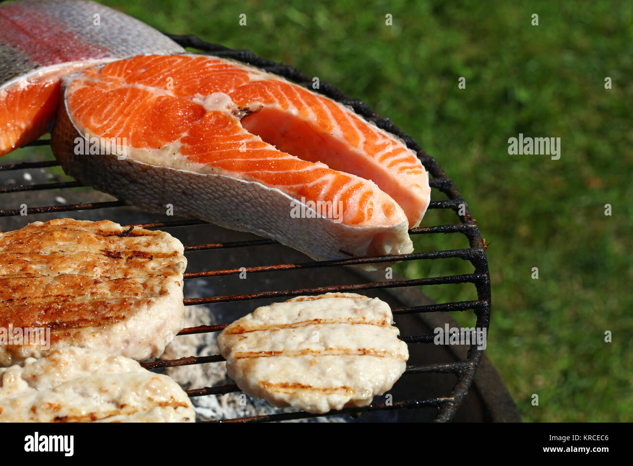Pollo o Hamburger di tacchino e salmone pesce alla griglia Foto Stock
