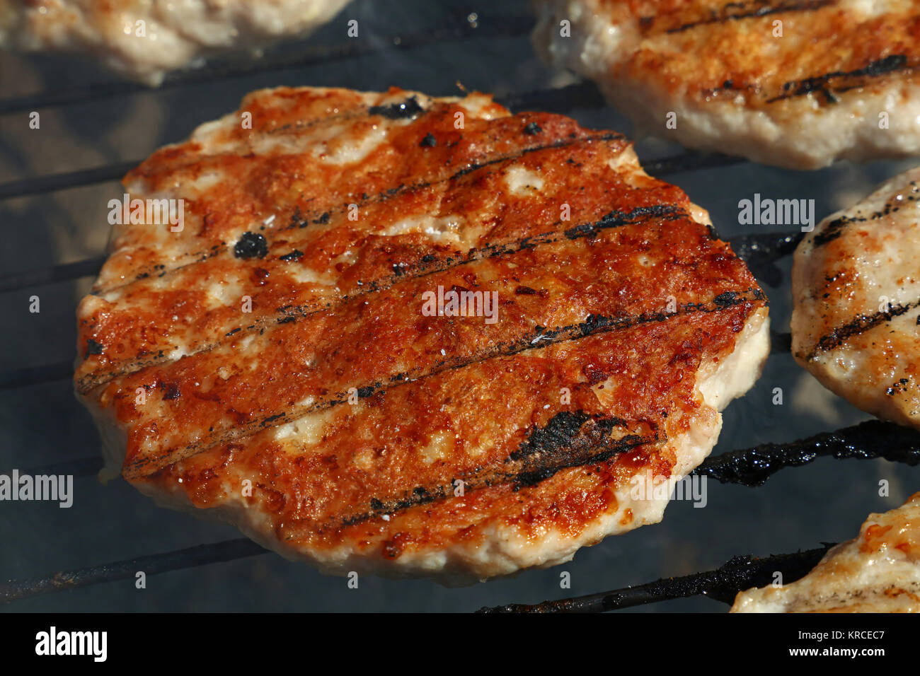 Pollo o tacchino burger per hamburger sulla griglia Foto Stock