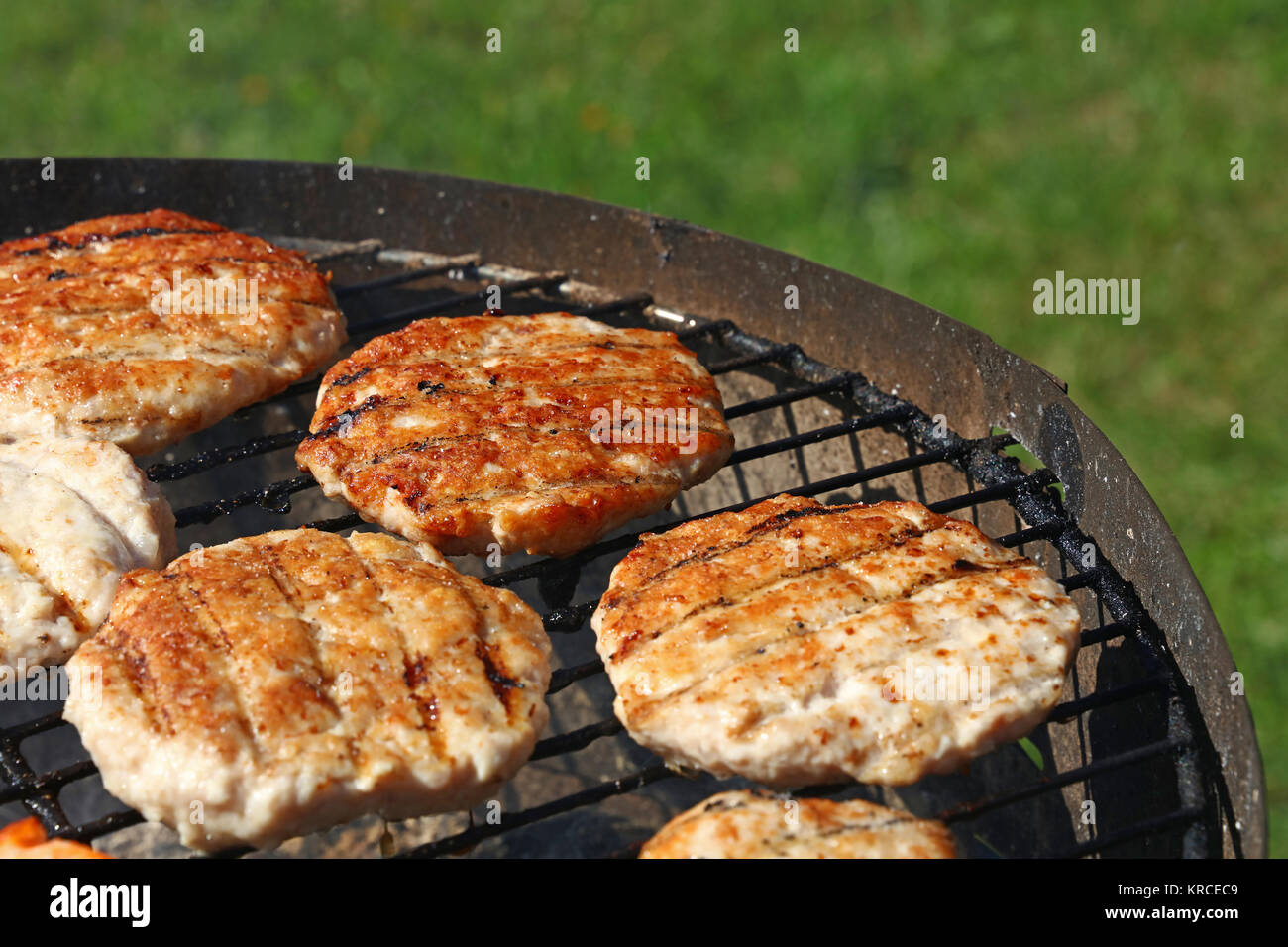 Pollo o Hamburger di tacchino per hamburger sulla griglia Foto Stock
