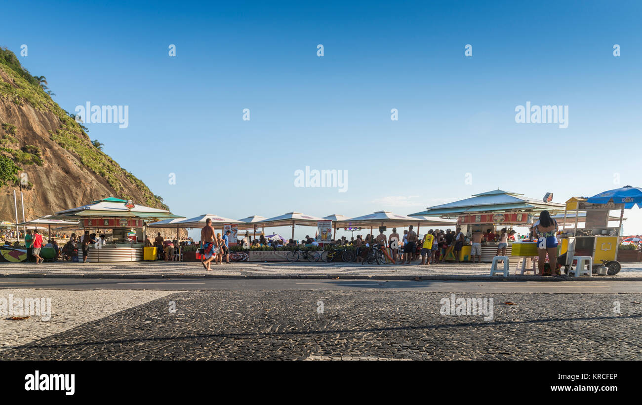 Rio de Janeiro, Brasile - Dic 17, 2017: i turisti e i locali, godetevi un drink al Kioskes lungo la spiaggia di Copacabana a Rio de Janeiro in Brasile Foto Stock