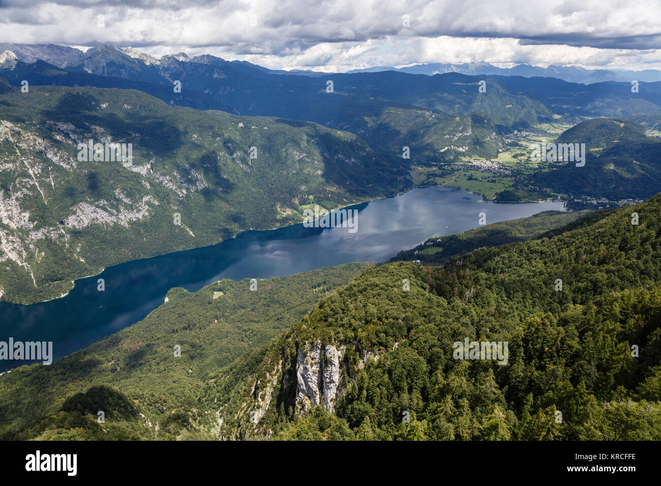 Il lago di Bohinj dal Vogel, di montagna del Parco Nazionale del Triglav, Slovenia Foto Stock