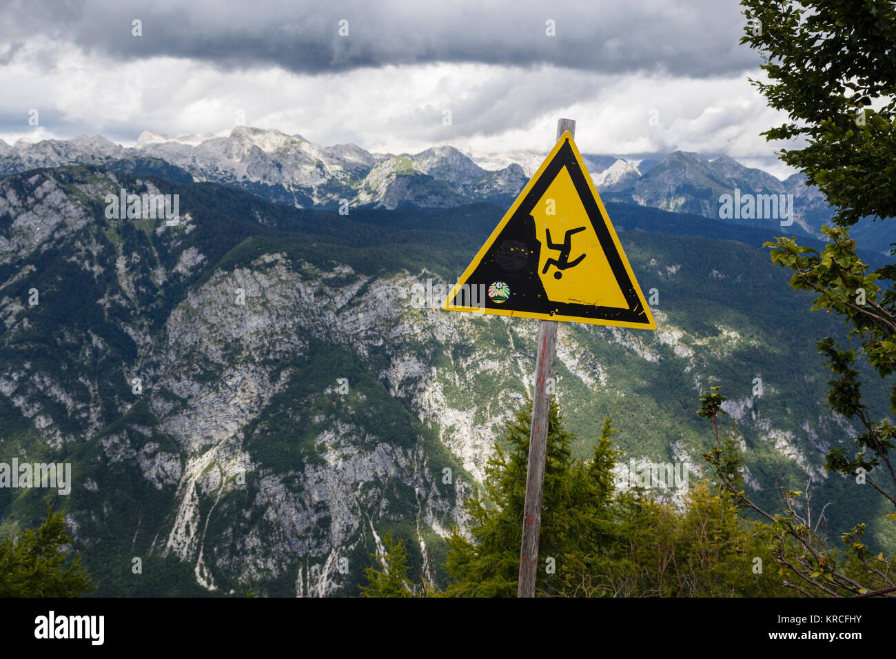 Guardare dove si cammina in prossimità del bordo sul monte Vogel, il Parco Nazionale del Triglav, Slovenia Foto Stock
