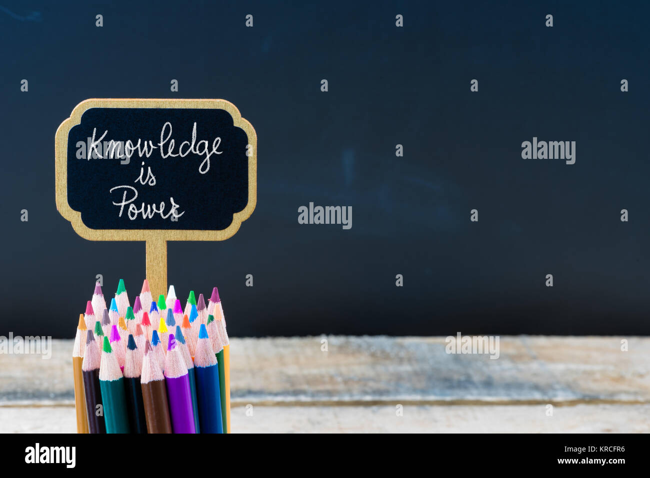 Mini in legno blackboard etichetta con messaggio Sapere è potere Foto Stock