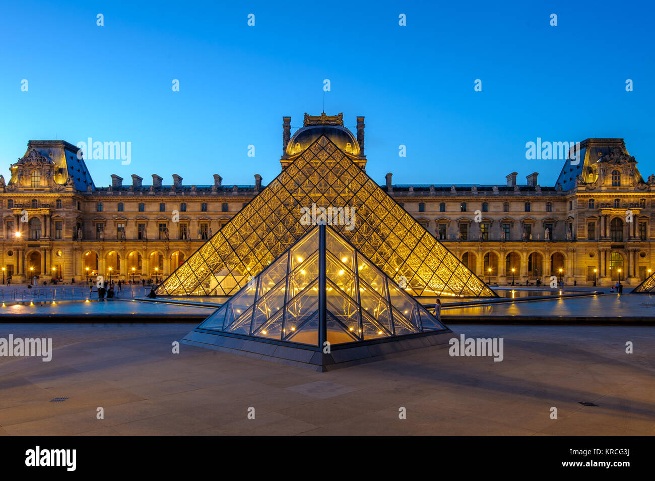 Scena notturna del museo del Louvre a Parigi Foto Stock