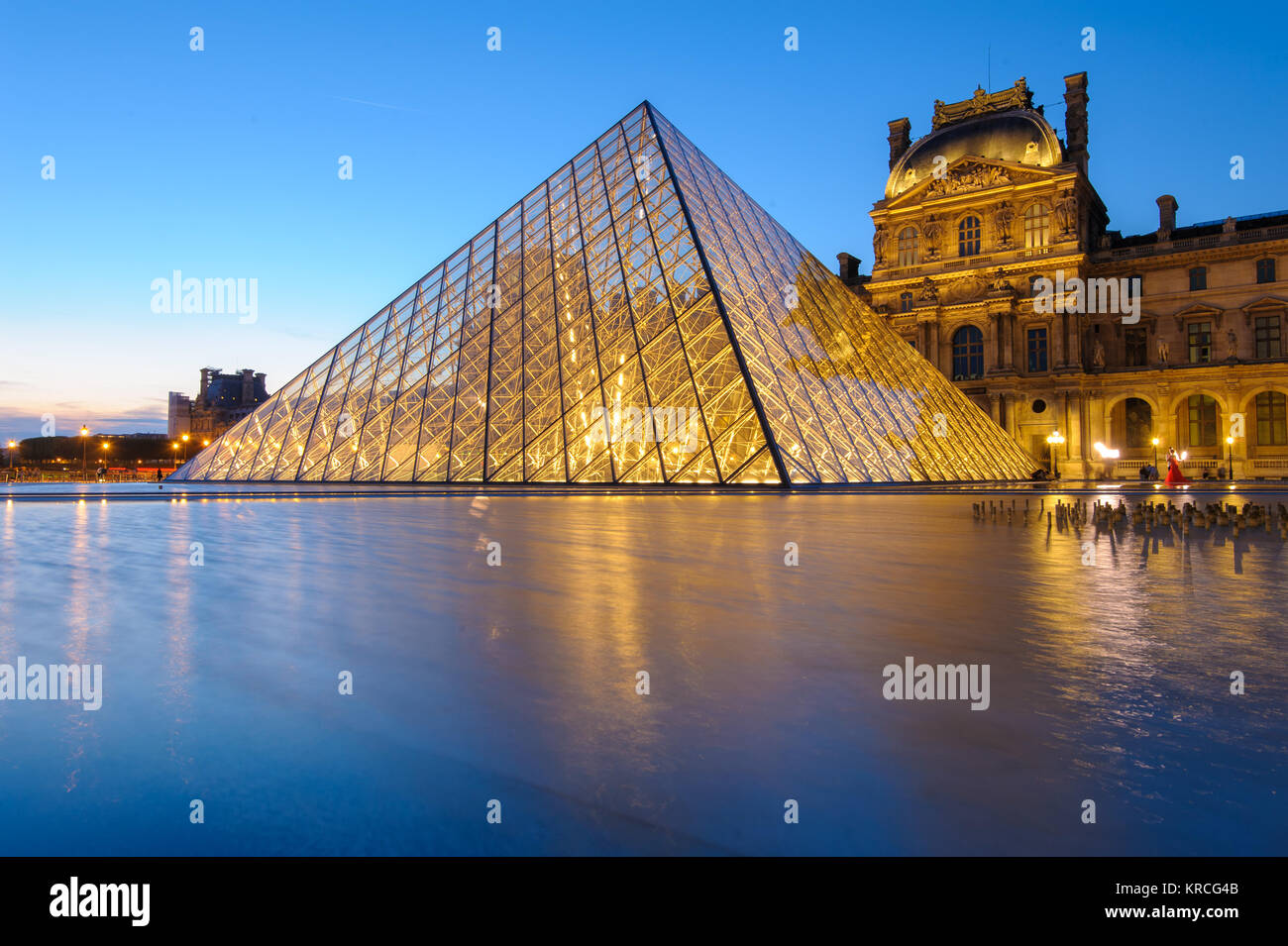 Scena notturna del museo del Louvre a Parigi Foto Stock