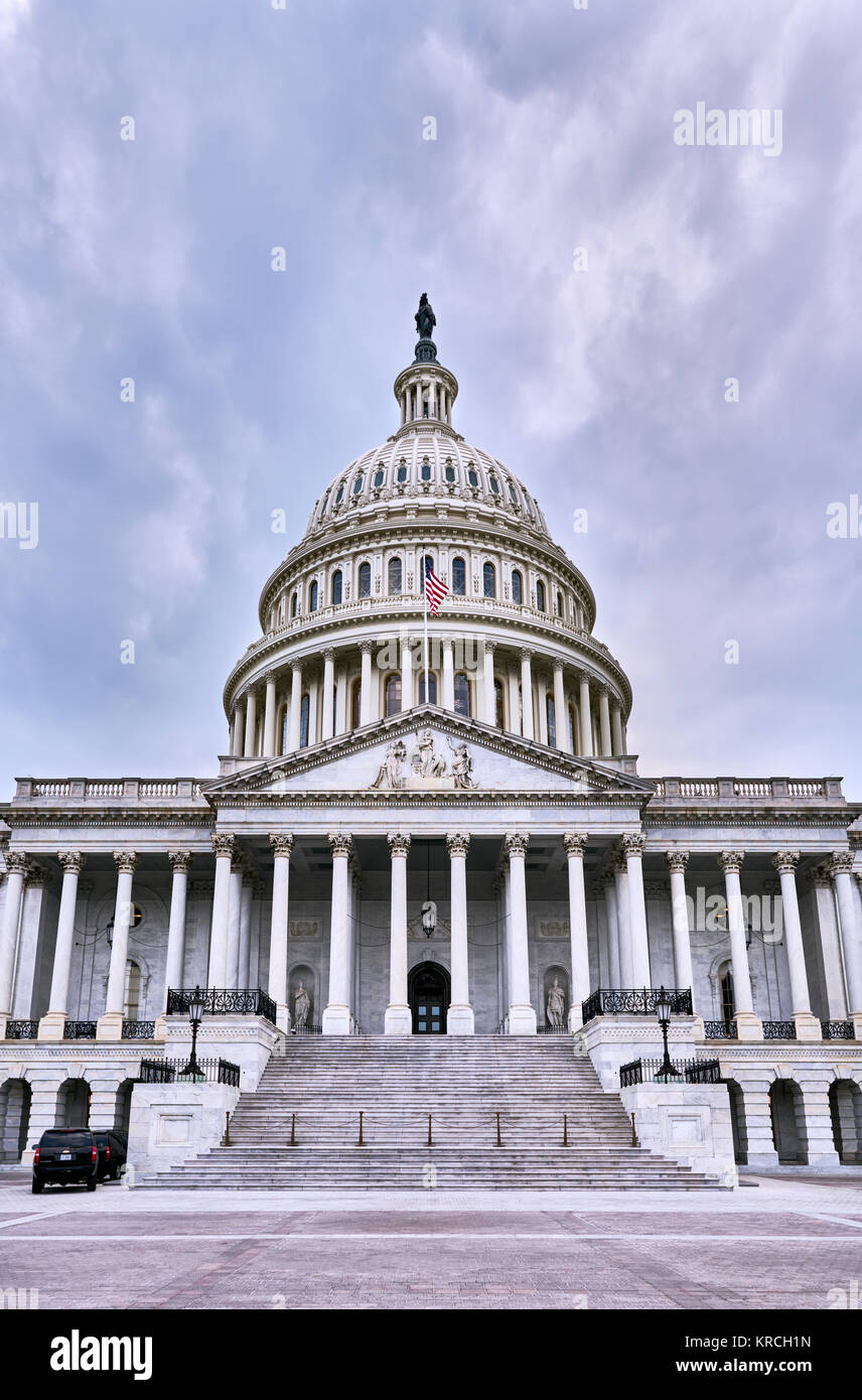 United States Capitol facciata di edificio con due servizi segreti di veicoli parcheggiati fuori, vuoto plaza, e nessun popolo visibile sul buio giorno nuvoloso. Washington, Stati Uniti d'America Foto Stock
