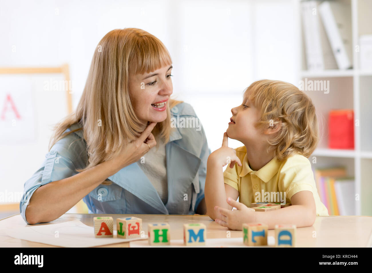 Insegnante di donna e bambino sulla lezione privata Foto Stock