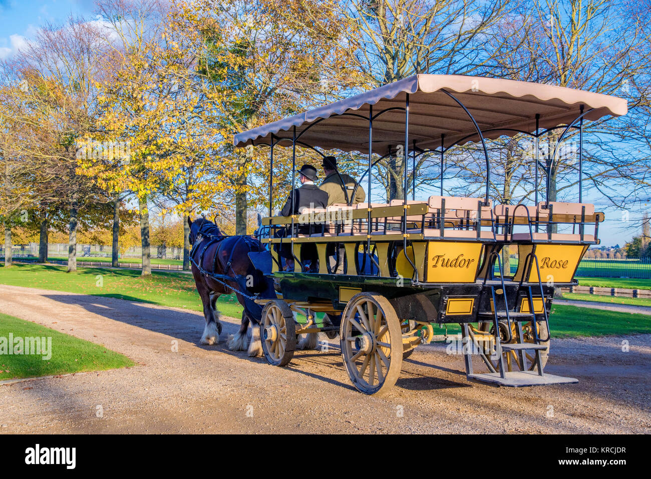 LONDON, Regno Unito - 28 ottobre: tradizionale carro trainato da cavalli nei giardini del Palazzo di Hampton Court il 28 ottobre 2017 a Londra Foto Stock