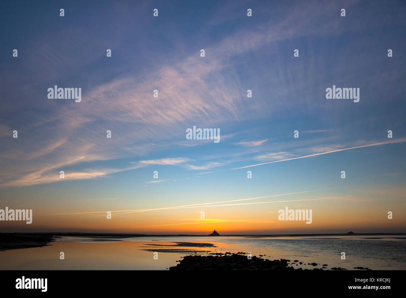 Le Mont Saint Michel (Normandia, a nord-ovest della Francia) 2015/03/05: La baia al crepuscolo. (Non disponibile per la produzione di cartolina) Foto Stock