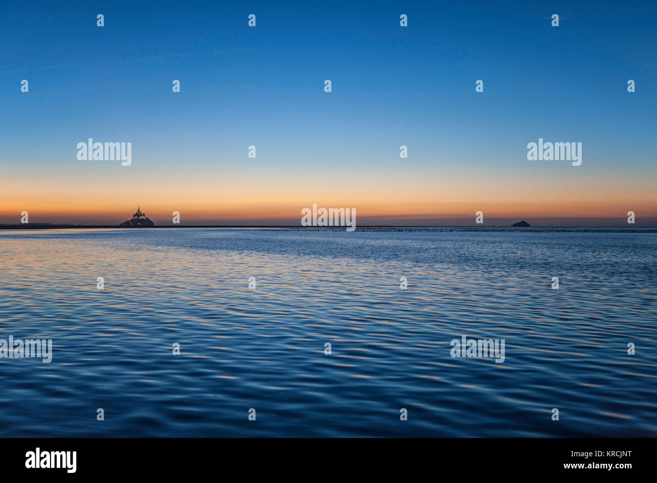 Le Mont Saint Michel (Normandia, a nord-ovest della Francia) 2015/03/05: La baia al crepuscolo durante una marea di primavera. (Non disponibile per la produzione di cartolina) Foto Stock