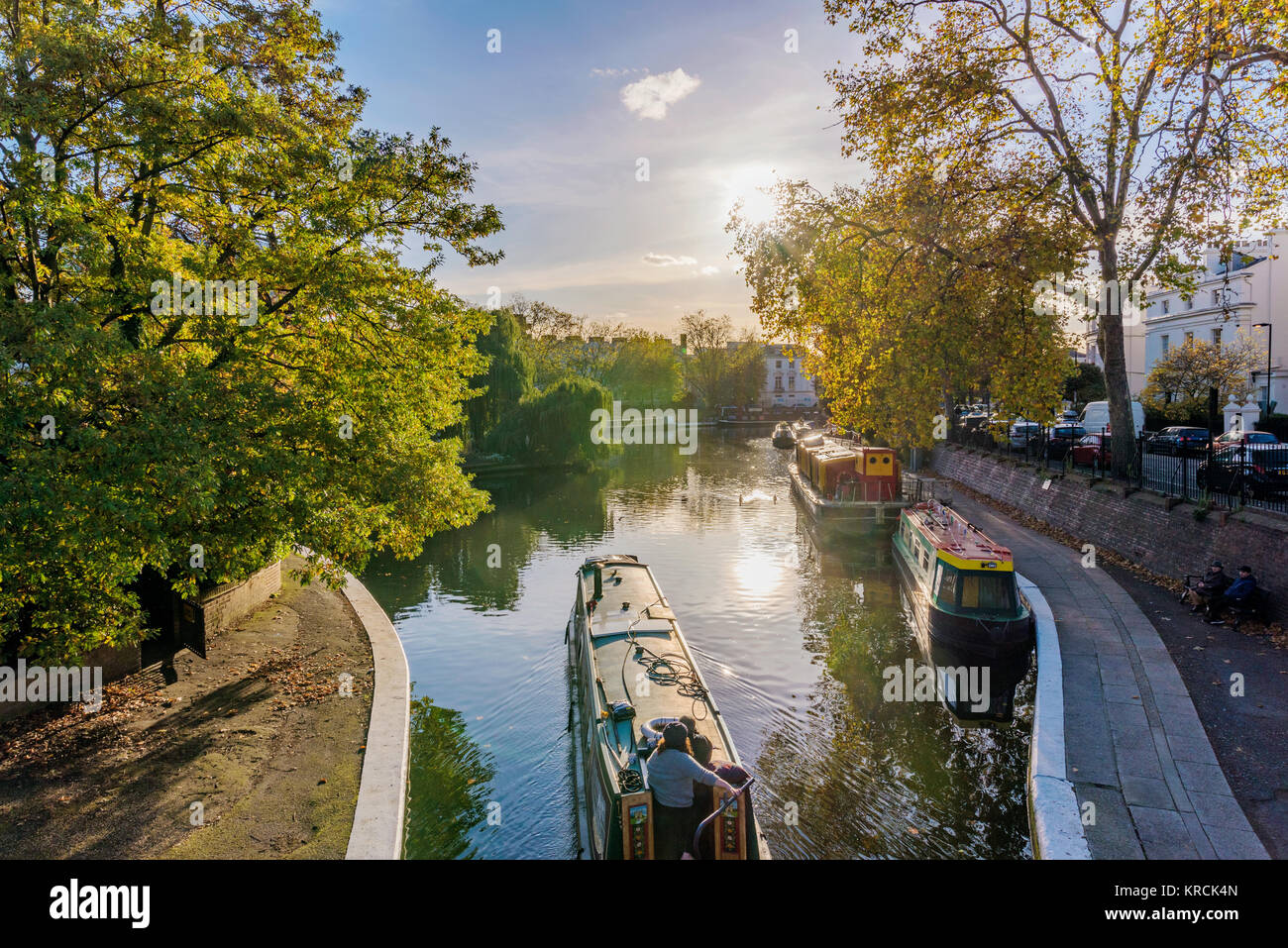 LONDON, Regno Unito - 30 ottobre: vista delle barche e la natura nella famosa piccola Venezia lungo il Regents Canal su ottobre 30, 2017 a Londra Foto Stock