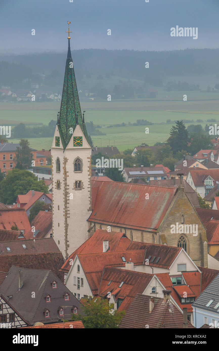Vista panoramica da un piccolo villaggio nel paese con la chiesa Foto Stock