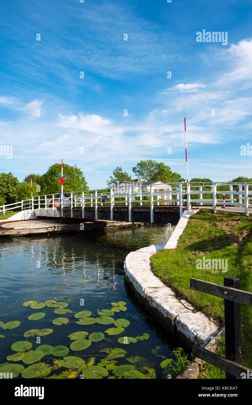 Splatt Bridge, uno dei numerosi ponti girevoli su Gloucester & Nitidezza Canal, sorge vicino a St Marys Chiesa a Frampton on severn, Gloucestershire, Regno Unito Foto Stock
