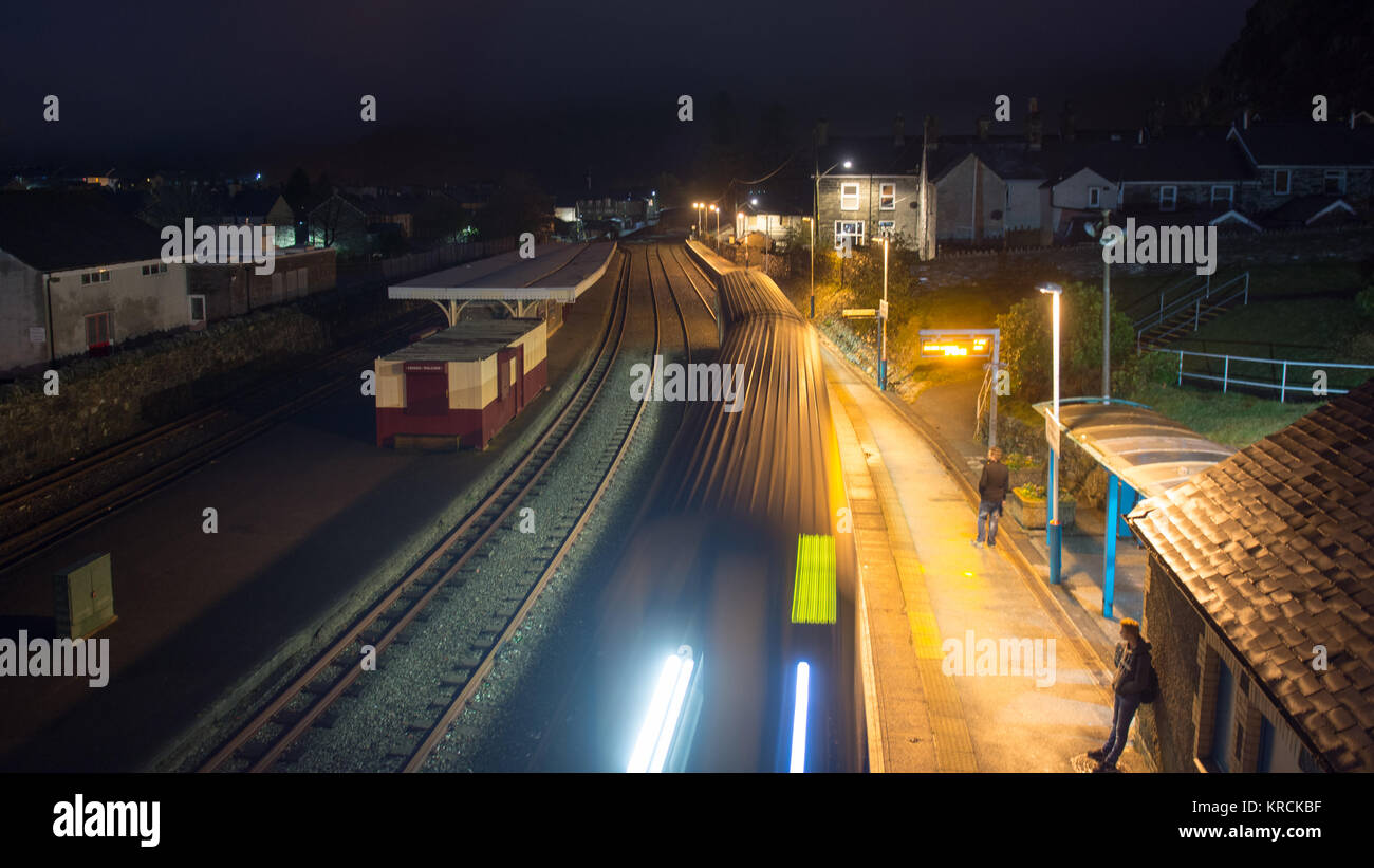 In attesa di tornare a Conwy, una classe 150 Sprinter diesel multiple unit arriva a Blaenau Ffestiniog, capolinea della Conwy Valley linea. Foto Stock