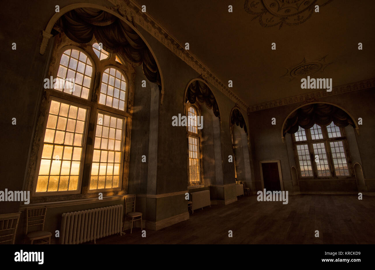 Inverno mattina la luce attraverso le grandi finestre della prospettiva camera presso la sommità della Wollaton Hall di Nottingham, Nottinghamshire REGNO UNITO Inghilterra Foto Stock