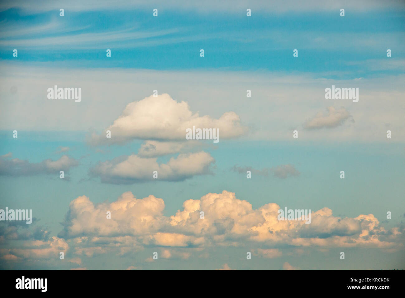 Il blu del cielo pieno di nuvole bianche Foto Stock
