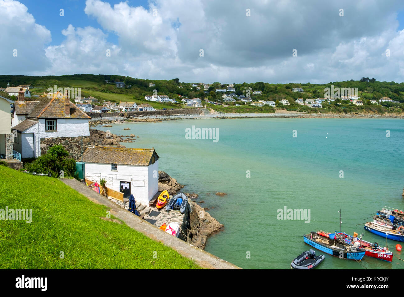 In estate il sole pomeridiano sulla colorata di piccole imbarcazioni intorno al porto del pittoresco villaggio di Coverack in rural Cornwall, Regno Unito Foto Stock