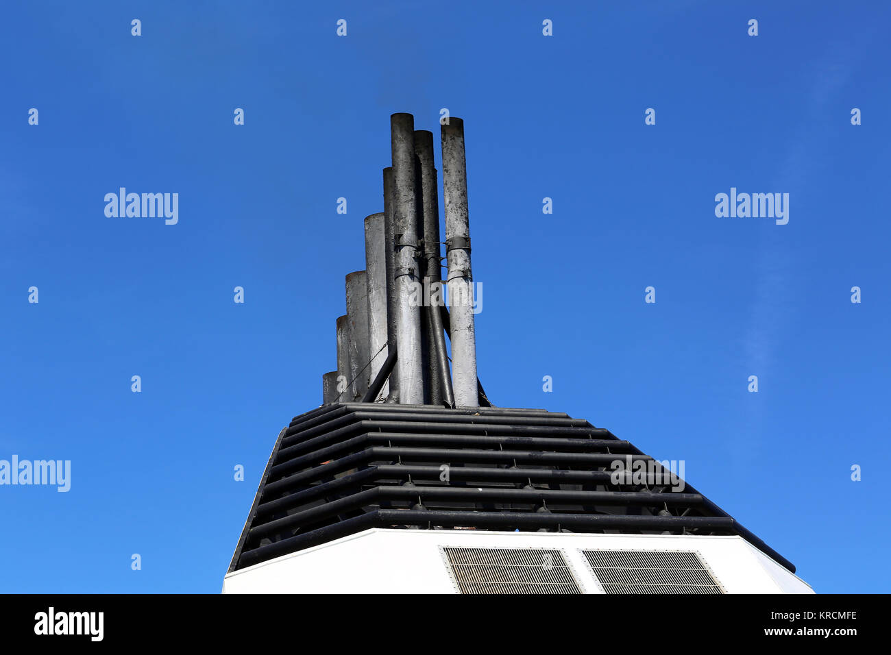 Ciminiere traghetto contro un cielo blu Foto Stock