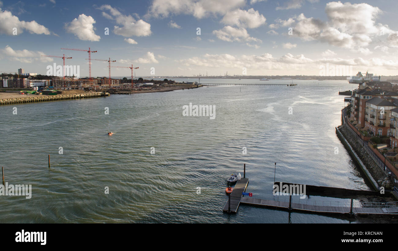 Il fiume Itchen fluisce in Southampton acqua tra edifici e siti di costruzione nella città di Southampton. Foto Stock