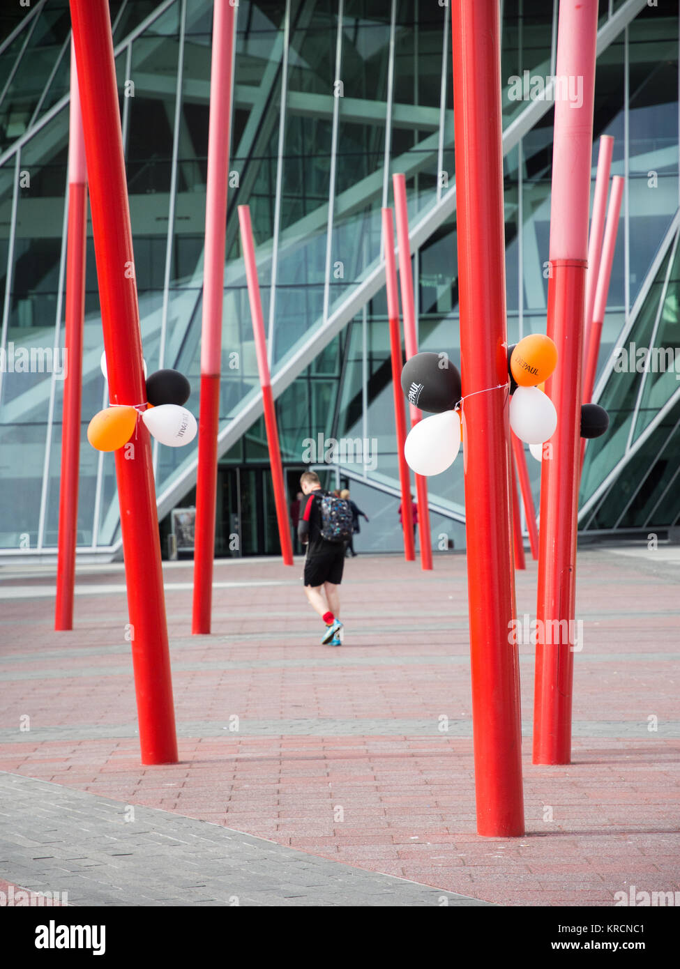 Dublino, Irlanda - 17 Settembre 2016: una passeggiate a piedi passato poli scultoree e palloncini fuori Bord Gais Energy teatro in Grand Canal Square in Foto Stock