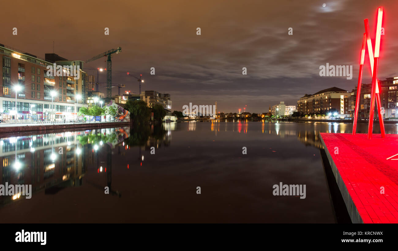 Dublino, Irlanda - 17 Settembre 2016: Moderno appartamento e uffici sono riflesse nel Grand Canal Dock a fianco di vecchi magazzini e industr Foto Stock