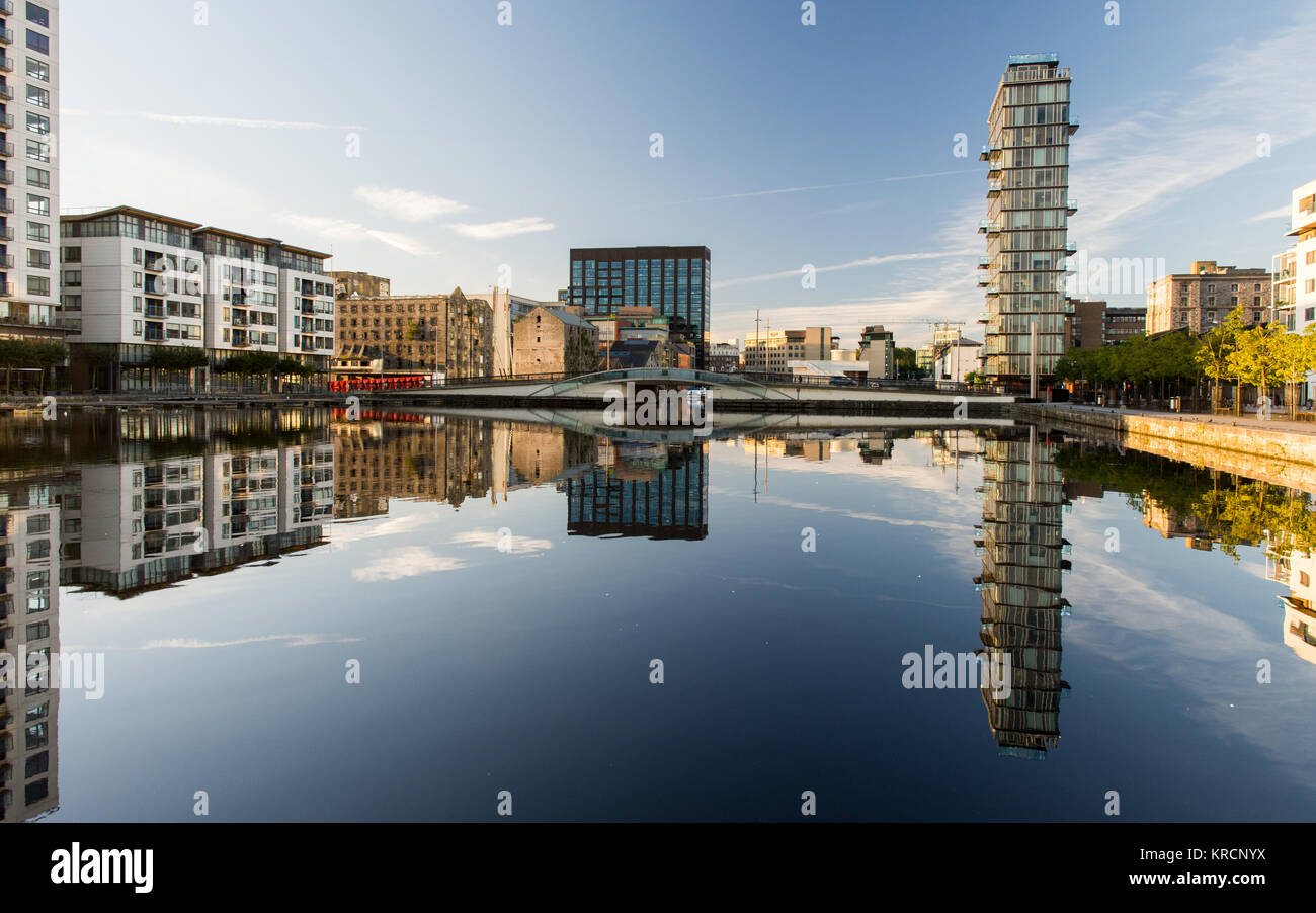 Dublino, Irlanda - 18 Settembre 2016: Appartamento edifici, i blocchi degli uffici e magazzini sono riflesse nella Grand Union Dock in Dublino è ristrutturato Foto Stock