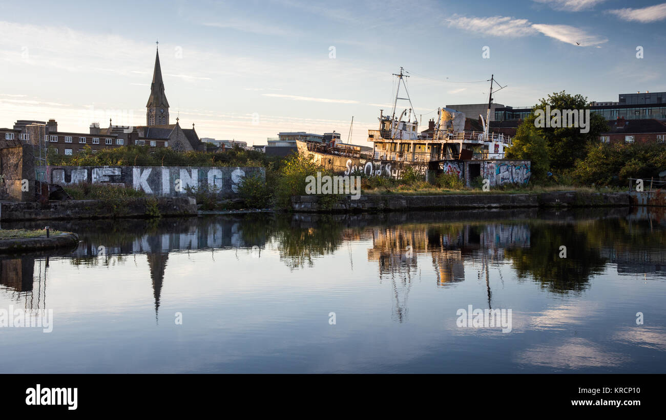 Dublino, Irlanda - 18 Settembre 2016: Il Naomh Eanna, in condizioni abbandonati, in Grand Canal Dock in Dublin Docklands di distretto. Foto Stock