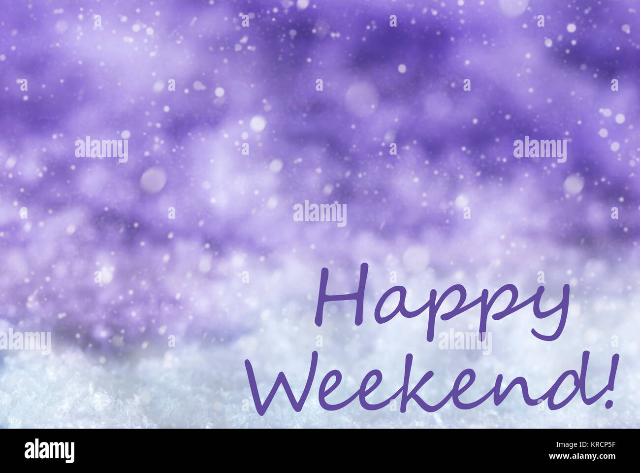 Testo inglese Happy Weekend. Viola sullo sfondo di Natale o una texture con la neve e i fiocchi di neve. Copia dello spazio per il testo qui Foto Stock