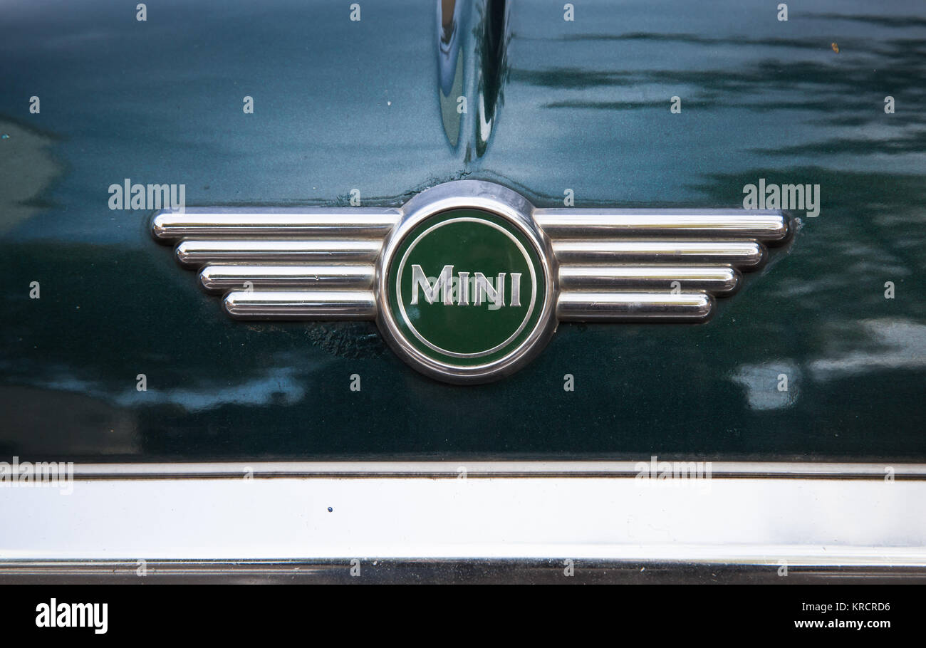 London, Regno Unito - 30 Ottobre 2017: logotipo di Mini Cooper prodotta dalla British Motor Corporation è sul cofano per auto Foto Stock
