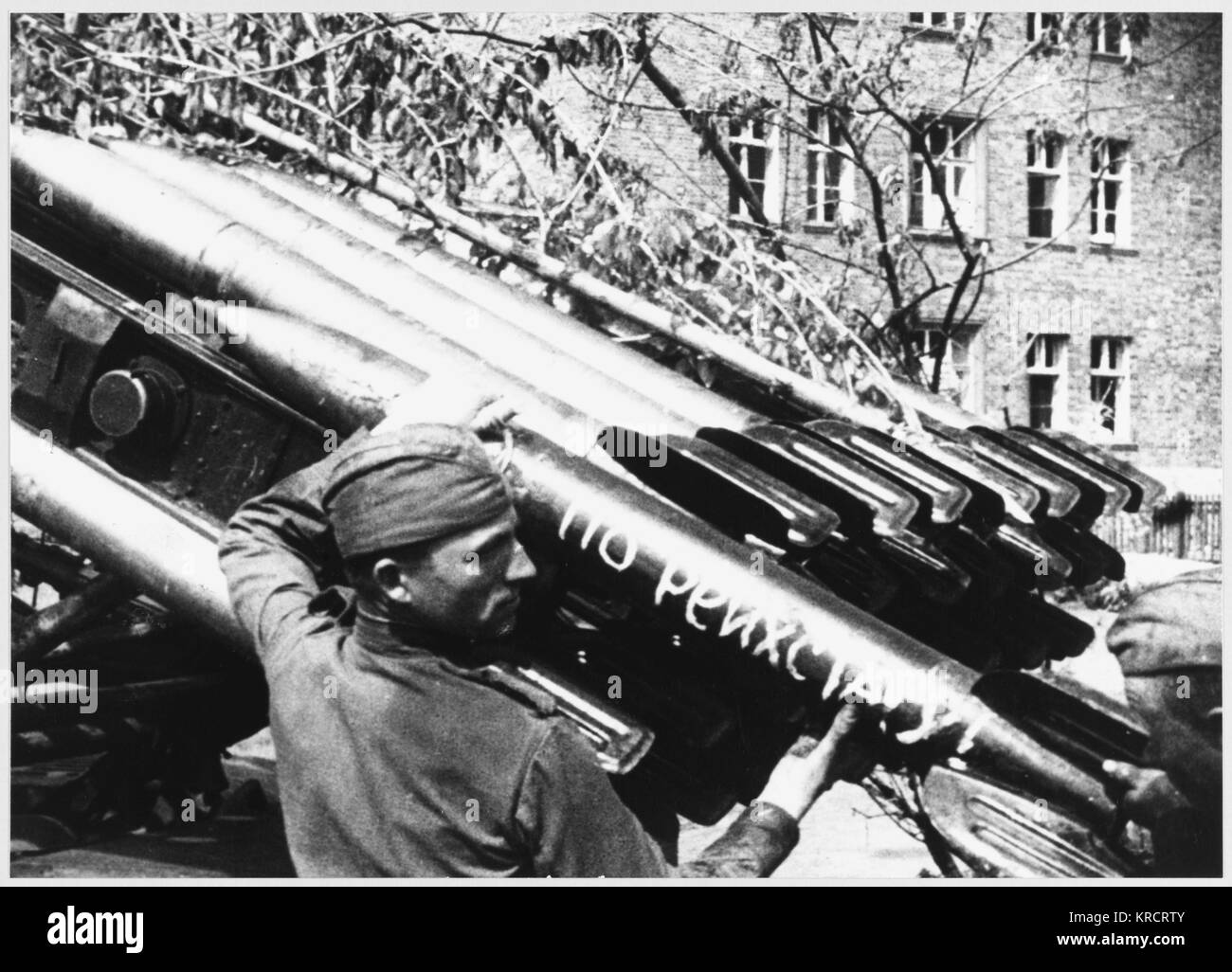 Soldati russi il caricamento di un razzo Katyusha (inscritto 'al Reichstag') durante il loro avanzamento nella città di Berlino. Data: aprile 1945 Foto Stock