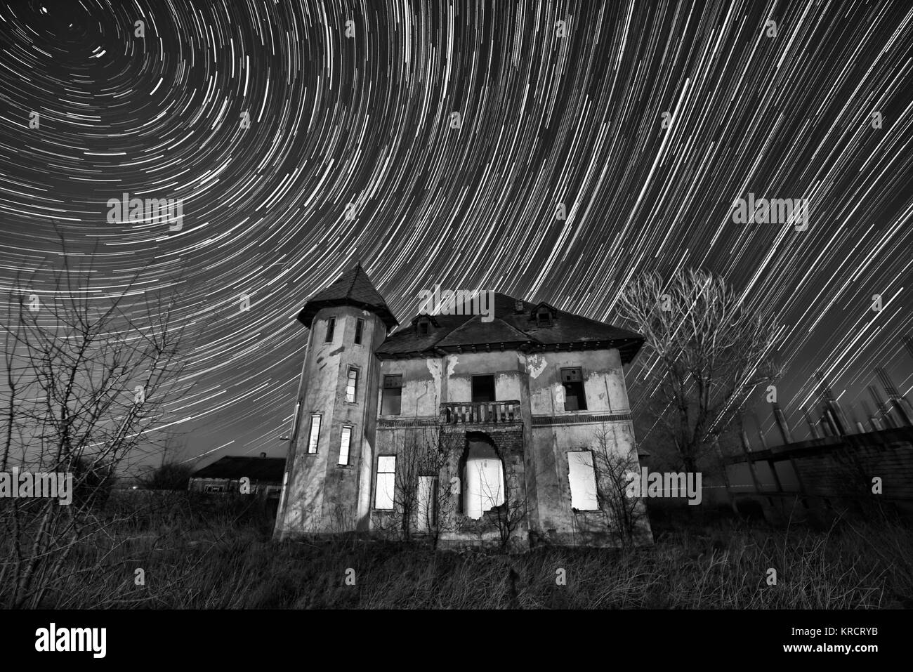 Tracce stellari al vecchio edificio di decadimento. La Romania Foto Stock