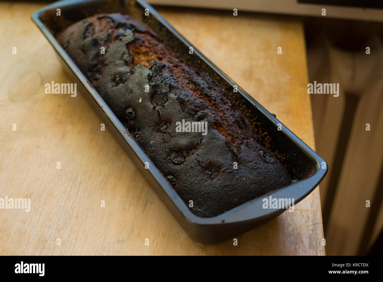 Clos fino su bruciò gingerbread su tavola di legno Foto Stock