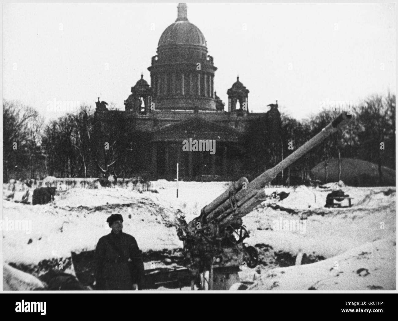 Cannoni antiaerei nella parte anteriore del Isakievsky Cattedrale. Data: 1942 Foto Stock