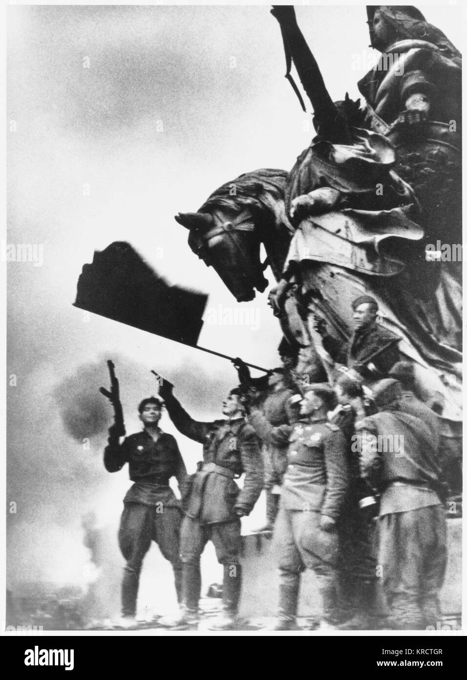 Soldati russi del maresciallo Zhukov l esercito di piantare la bandiera rossa sul Reichstag di Berlino - il giorno seguente la Germania sarà formalmente capitulate Data: 1 maggio 1945 Foto Stock