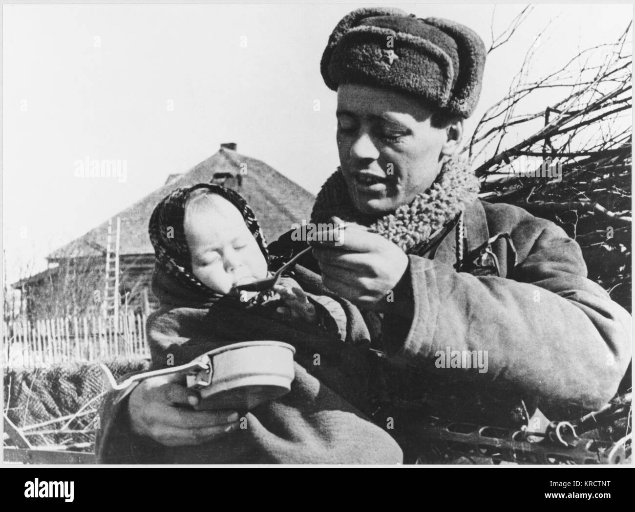 SOLDATO E ORFANO Foto Stock