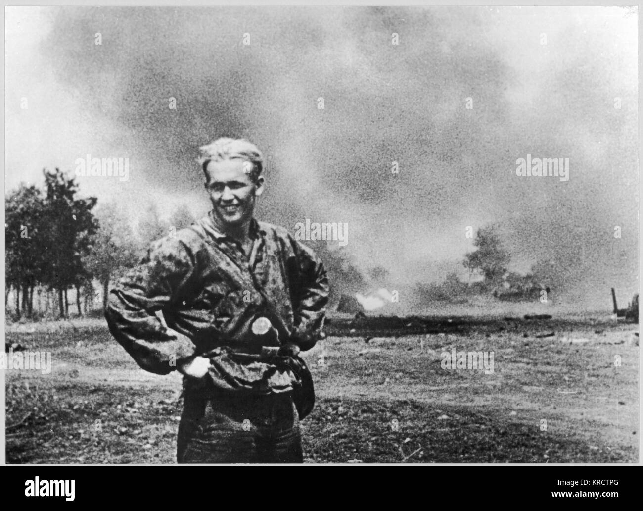 Una ben nota scena dal tedesco cinegiornale 'Deutsche Wochenschau', n. 672 DAL 21 LUGLIO 1943. La scena mostra il soldato tedesco Rudolf Nadler, membro della 1SS Divisione "Leibstandarte Adolf Hitler' che aveva messo k.o. diversi carri armati sovietici in combattimento ravvicinato il 10 luglio 1943, durante la Battaglia di Kursk. La scena mostra Nadler davanti alla masterizzazione di serbatoi (in background). Data: 1943 Foto Stock