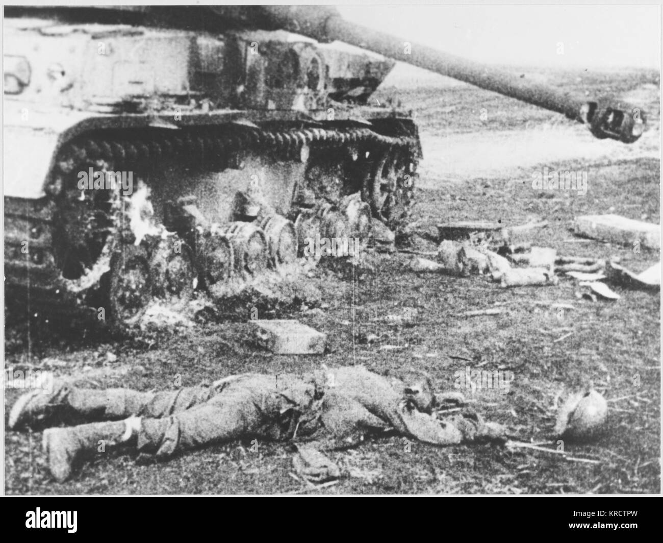 Un tedesco "Tiger" serbatoio è messo fuori di azione da parte dei russi : i corpi del suo equipaggio e dei loro effetti personali, giacciono sparsi sul terreno. Foto Stock