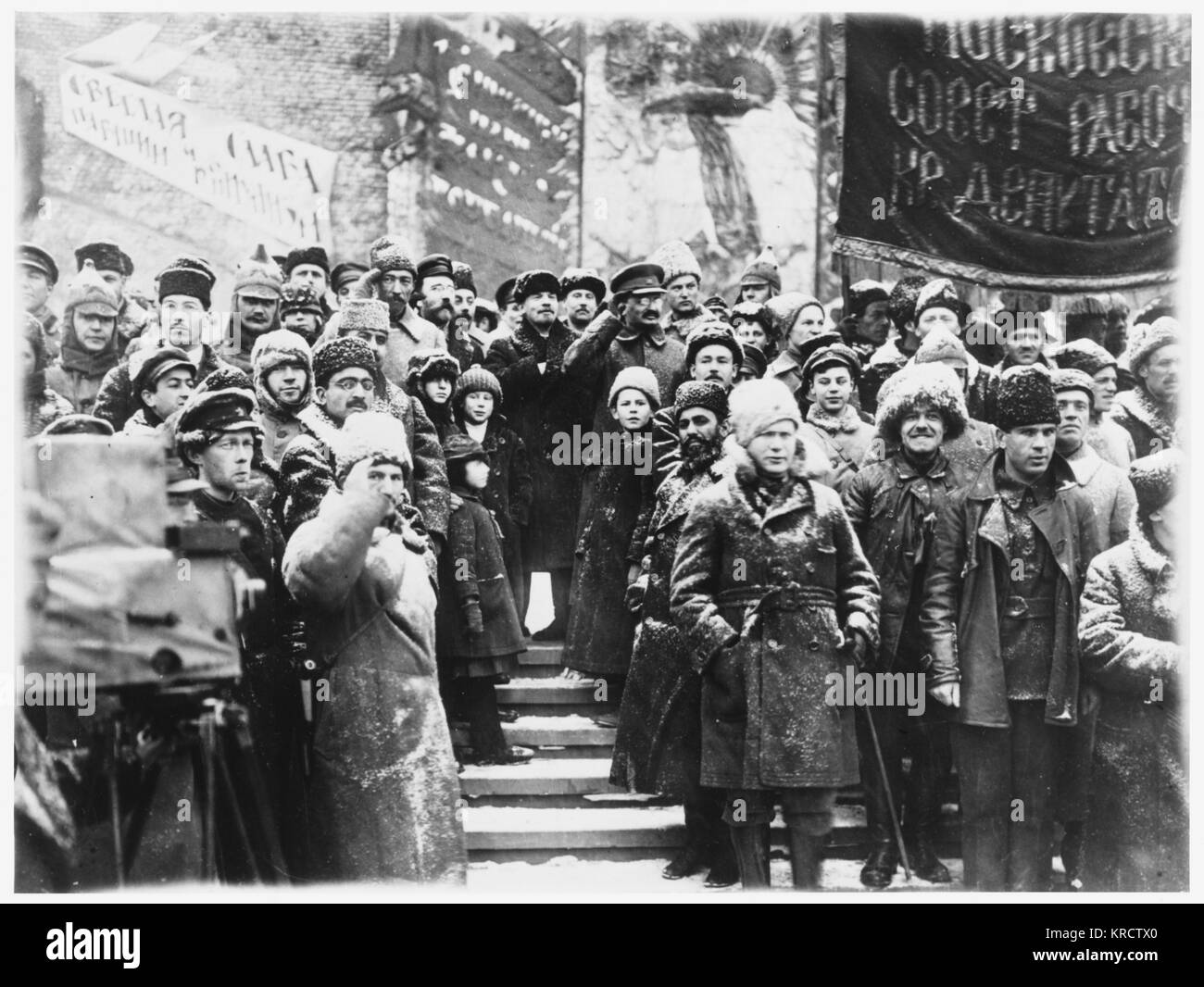 Lenin e Trotsky al secondo anniversario rivoluzione celebrazioni nella Piazza Rossa di Mosca. Data: 7 novembre 1919 Foto Stock
