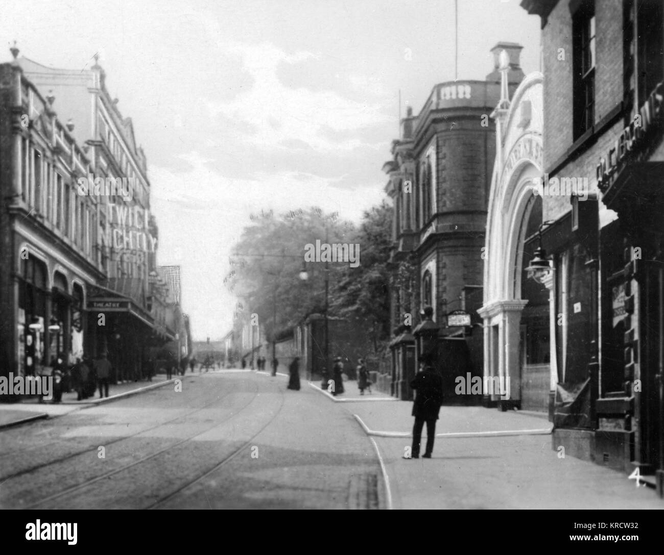 Vista della Babington Lane, Derby, con i tracciafile visibile nella superficie stradale. Data: circa 1910 Foto Stock
