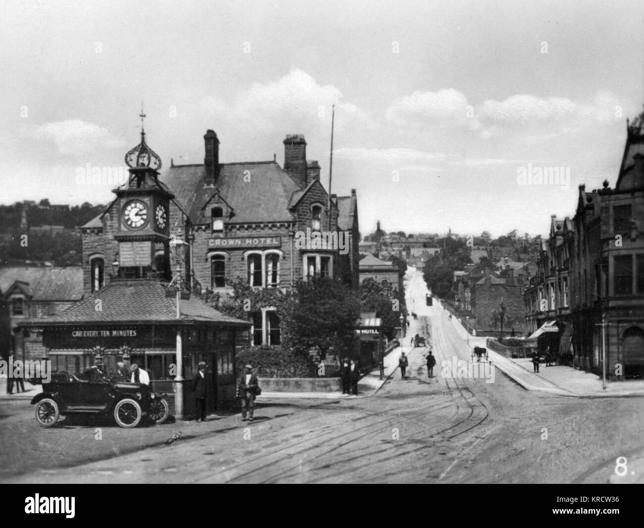 Vista della banca e il Crown Hotel a Matlock Town Center, Derbyshire. Data: circa 1920 Foto Stock