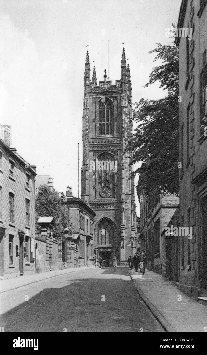 Vista della Cattedrale di Derby dalla porta di Santa Maria, Derby Foto Stock