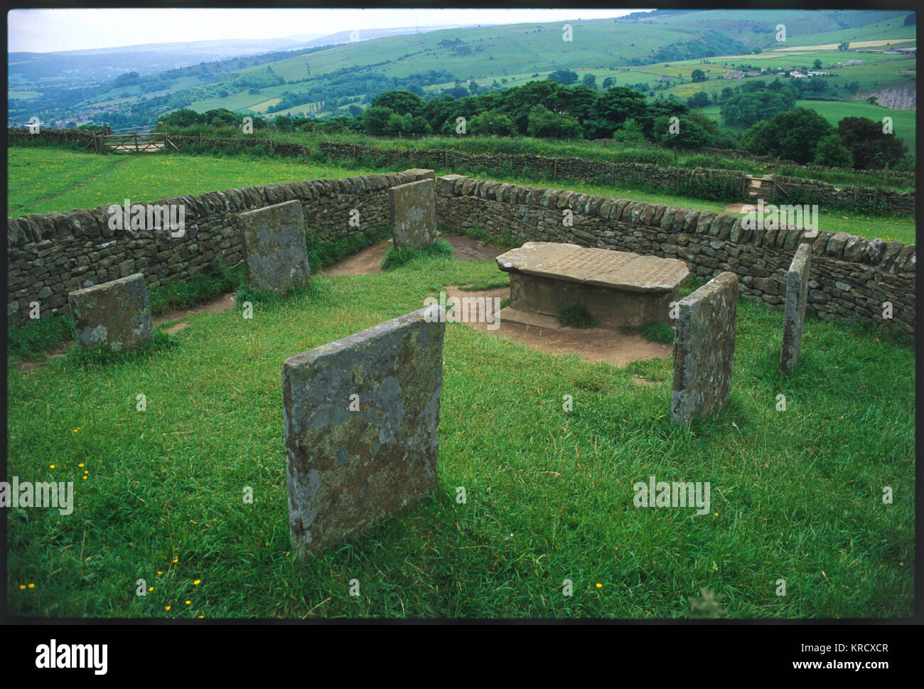 Le tombe della famiglia Riley, su di una collina sopra Eyam, Derbyshire, il villaggio famoso per aver la grande peste nel 1665-6 quando i cinque sesti della popolazione è morto. Data: 1995 Foto Stock