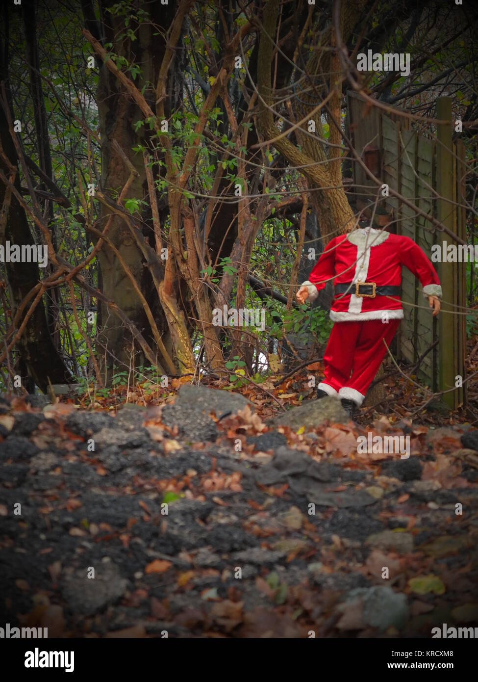Una testa di Babbo Natale / Babbo Natale manichino sulla massa di rifiuti individuato in Sheffield, UK. Prese con fotocamera lomo/fotocamera giocattolo come filtro Foto Stock