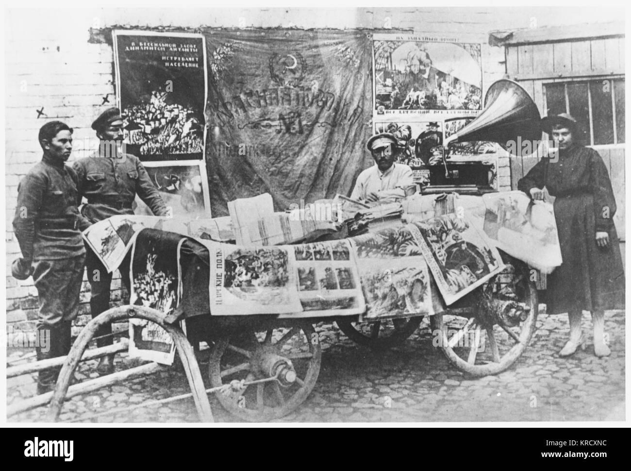 Un veicolo di propaganda con quotidiani e un fonografo, presidiata da parte dell'Armata Rossa, facendo il giro in Monti Urali Data: 1918-19 Foto Stock